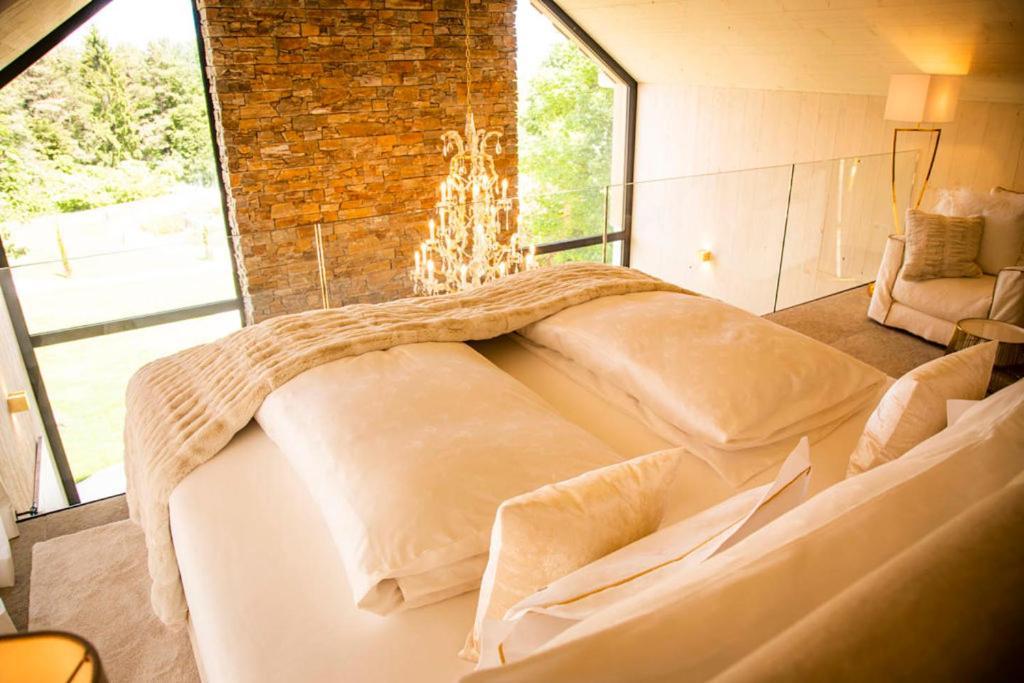 Golden Hill Country Chalets & Suites Waldschach Exterior foto