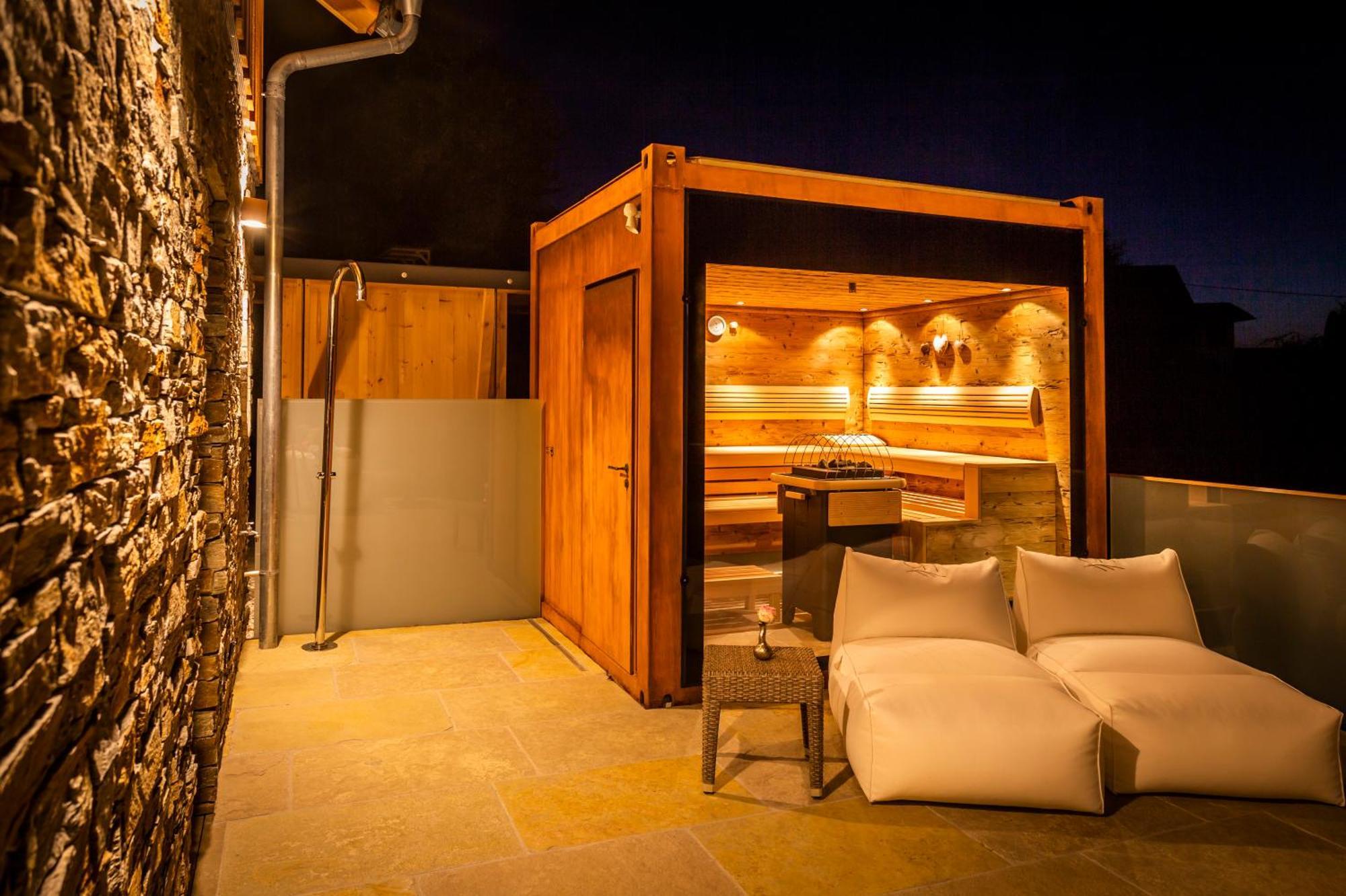 Golden Hill Country Chalets & Suites Waldschach Exterior foto