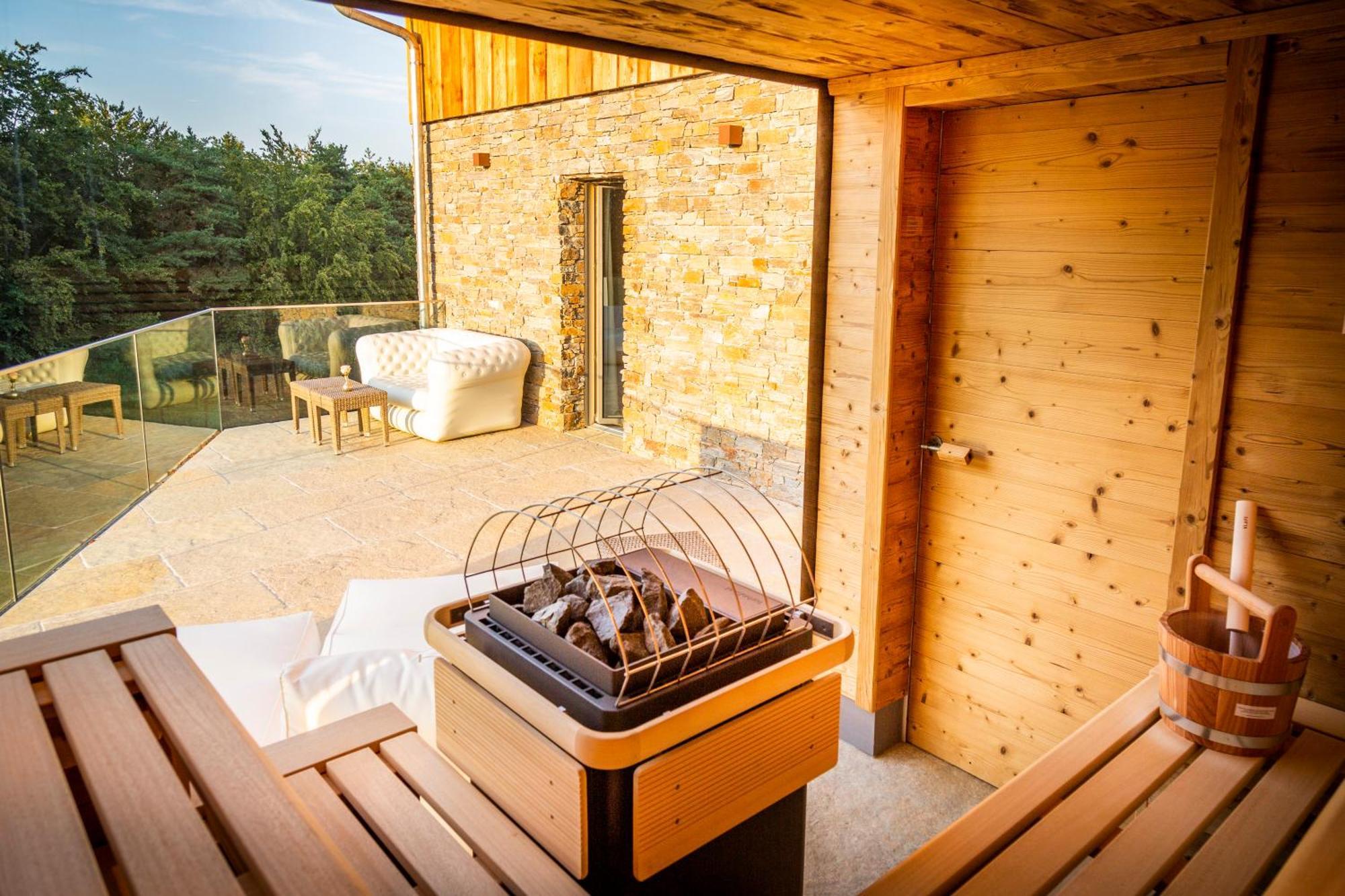 Golden Hill Country Chalets & Suites Waldschach Exterior foto