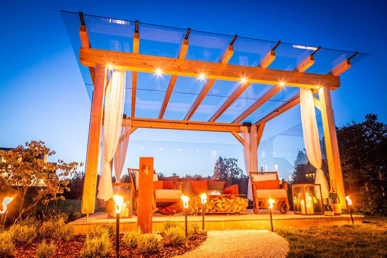Golden Hill Country Chalets & Suites Waldschach Exterior foto