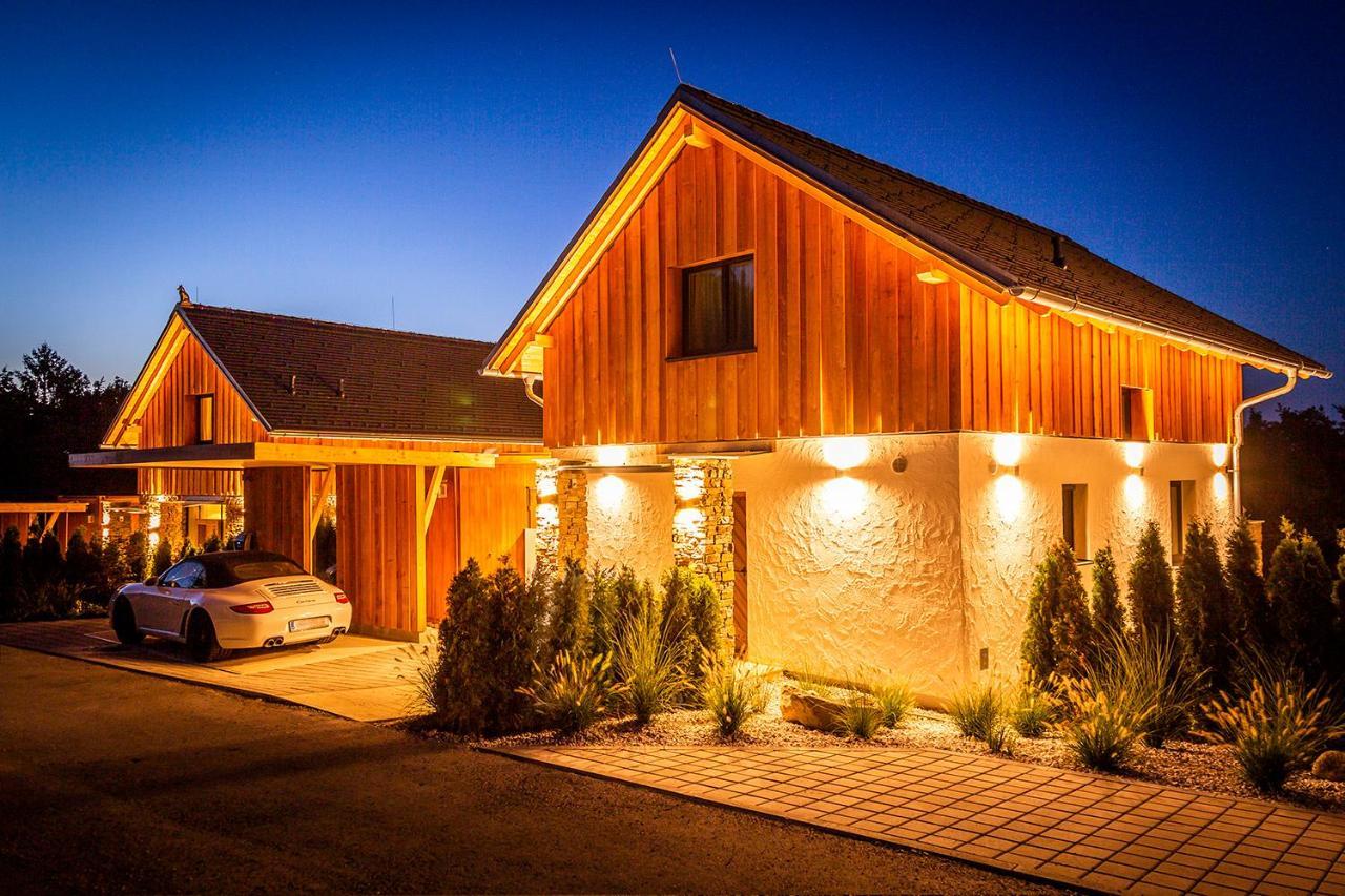 Golden Hill Country Chalets & Suites Waldschach Exterior foto