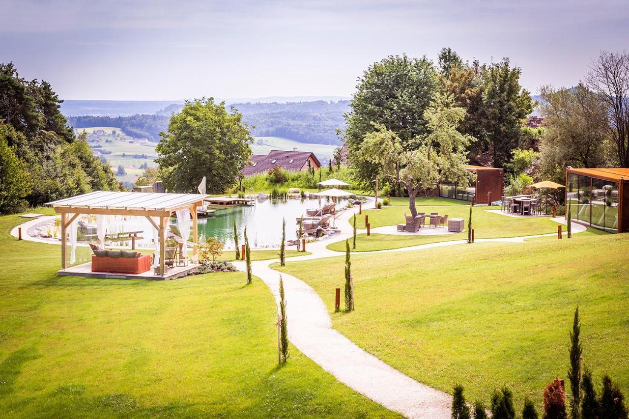 Golden Hill Country Chalets & Suites Waldschach Exterior foto